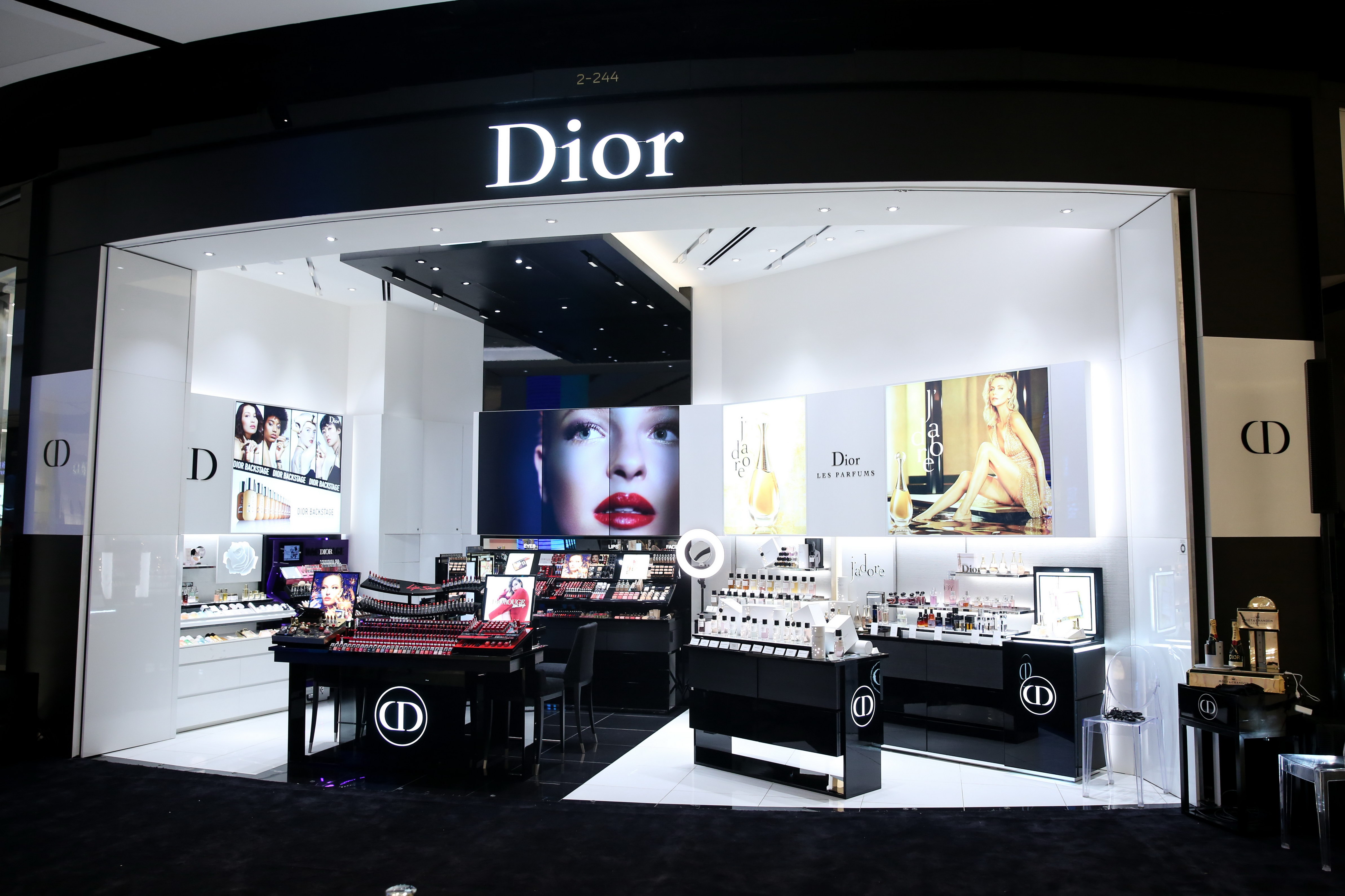 בושם, איפור , בוטיק דיור, דיור, ג'וי, ז'אדור, כריסטיאן דיור, Dior, Dior make up, Joy, dior boutique